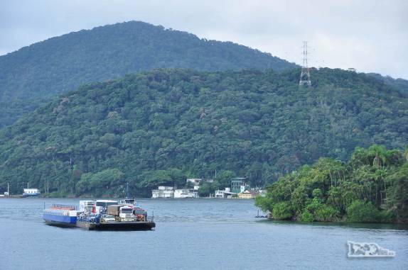 Balsa leva veículos através da baía de Guaratuba, no litoral do Paraná